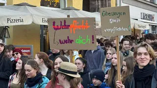 Tausende Sch&uuml;ler demonstrieren gegen Wehrdienst