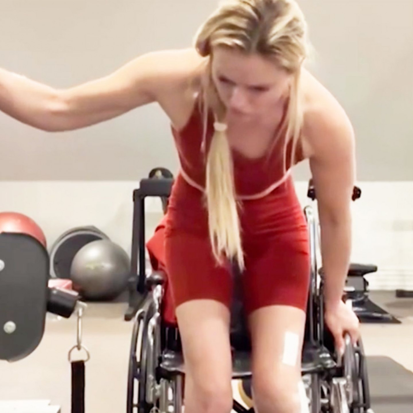 Lindsey Vonn trainiert im Rollstuhl &ndash; und belastet sogar ihr Bein