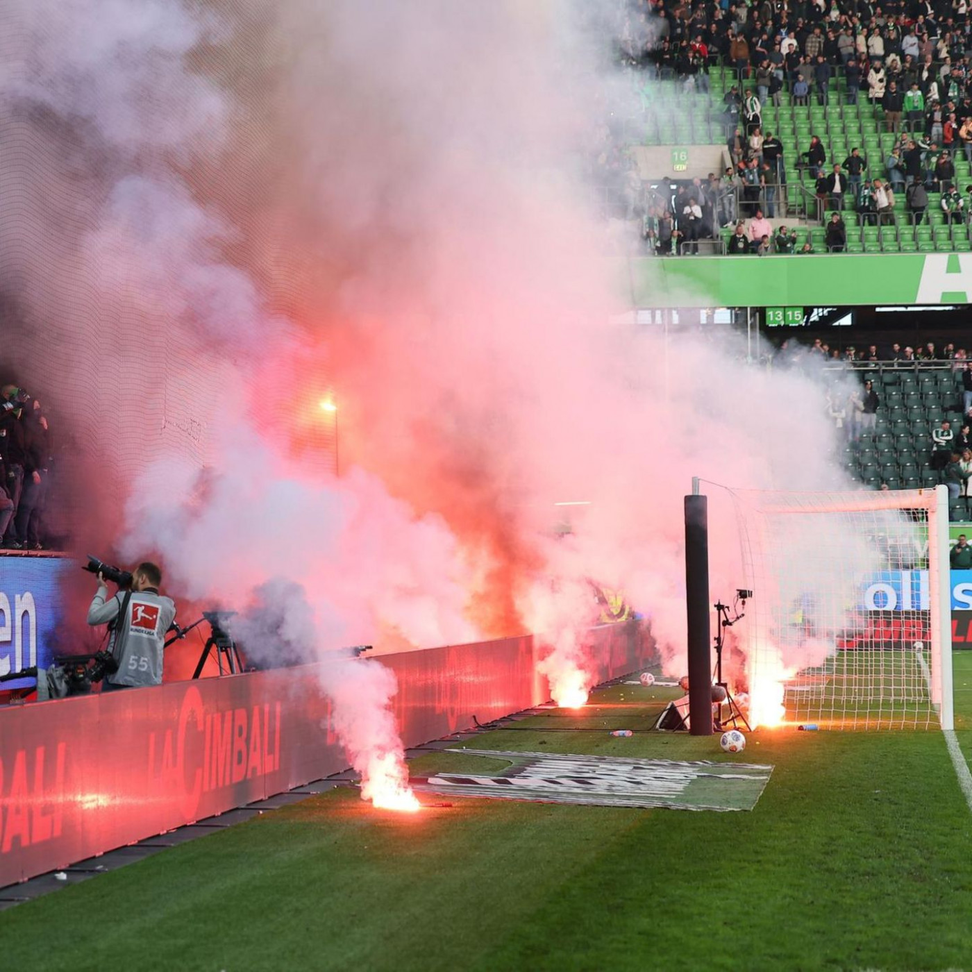Tumulte und Pyro: Wolfsburger Chaos nach Pleite gegen HSV