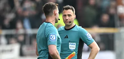 Linienrichter verletzt sich auf St. Pauli &ndash; Das Interessanteste passiert am Spielfeldrand