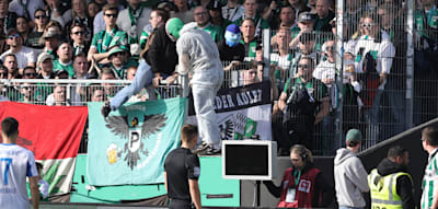 Eklat in der zweiten Liga &ndash; Vermummte Fans legen  Videobeweis lahm