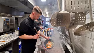 Sechs Euro f&uuml;r drei Fischst&auml;bchen? Warum Schulessen so teuer ist