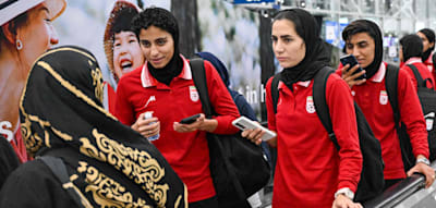 Dramatische Szenen am Flughafen &ndash; Irans Fu&szlig;ballerinnen verlassen Australien