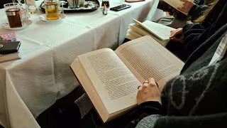 Zu Besuch im Silent Book Club: Wo Liebe zum Lesen verbindet