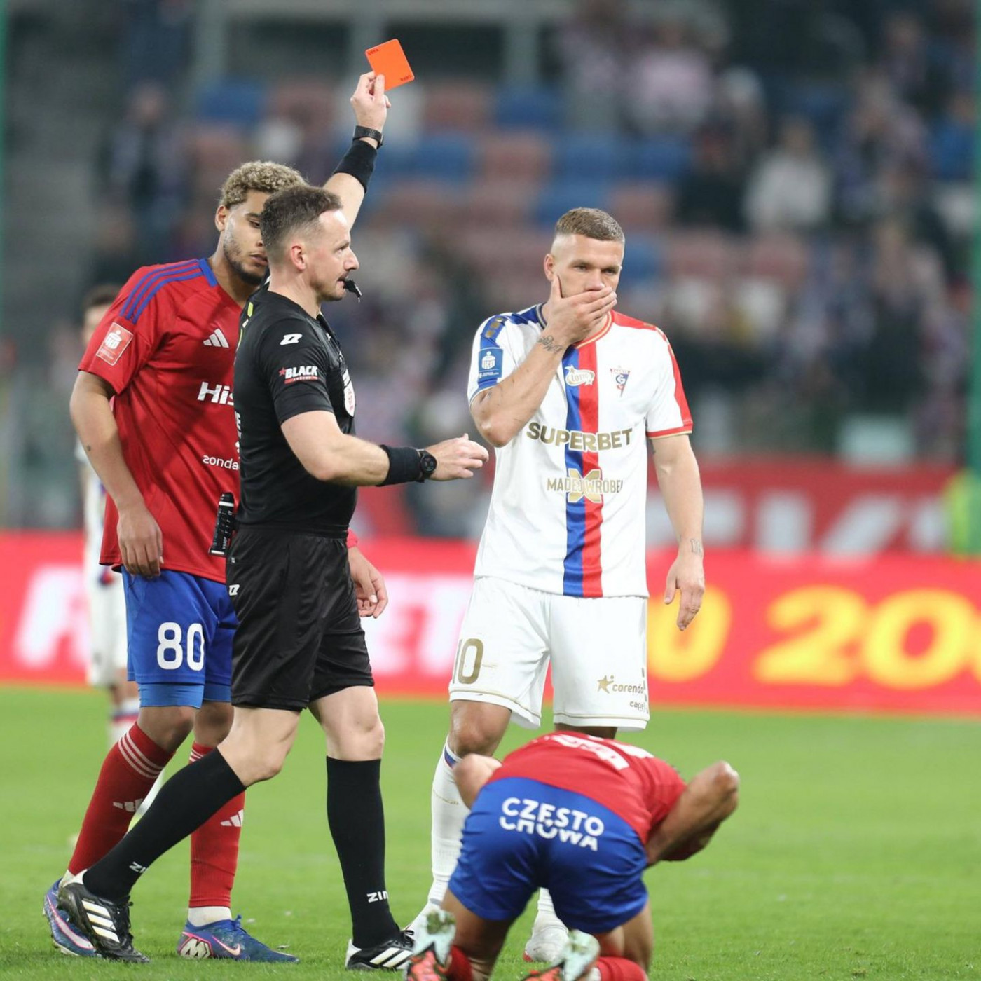 Podolski boxt Gegenspieler in den Bauch und fliegt vom Platz