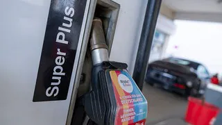 Die Spritpreise schie&szlig;en in Deutschland hoch - aber kassiert der Staat wirklich mit?