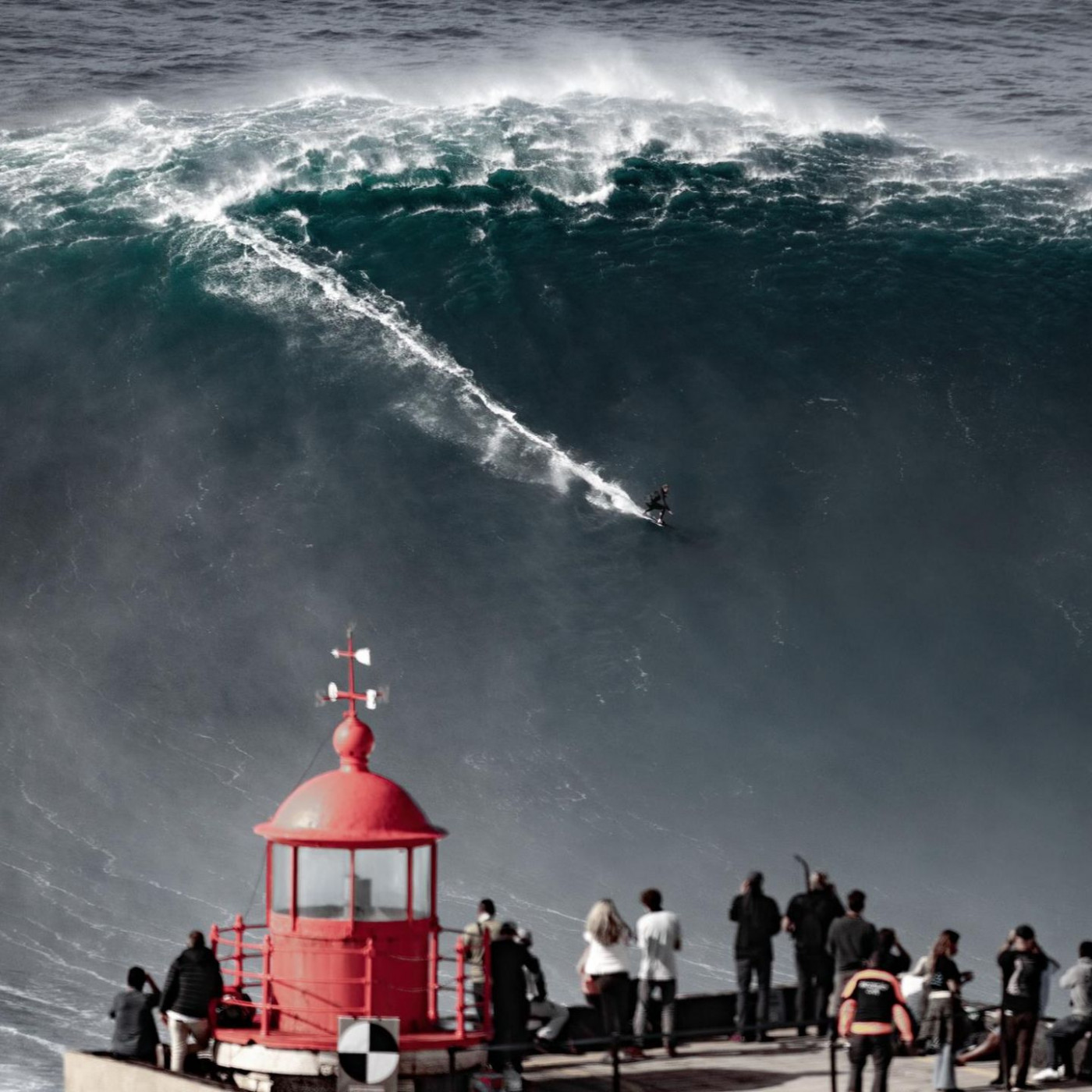 Er reitet Todeswellen &ndash; und braucht eine eigene Rettungsstation am Strand