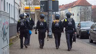 Kinder zielen mit Gewehren auf Schule in Erfurt - Gro&szlig;einsatz der Polizei