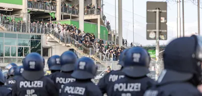 Pr&uuml;geleien mit Ordnern &ndash; Werder-Fans lassen ihre Mannschaft im Stich