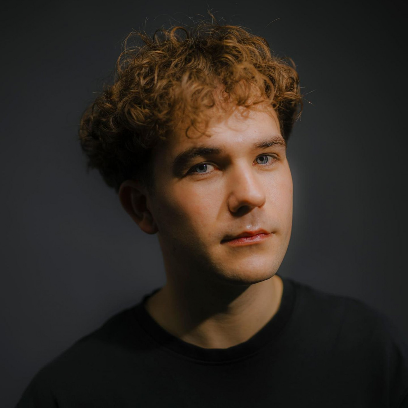 Er ist Trainer beim FC St. Pauli. Und schwul. Hier hat er sein Coming-out