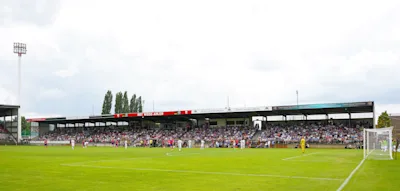 Jagdszenen auf dem Platz und in der Stadt &ndash; Nach dem Spielabbruch eskaliert die Gewalt