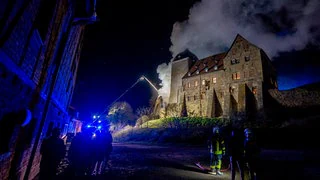 Feuer auf Runneburg gel&ouml;scht, Drohne sucht nach Brandursache