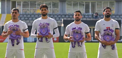 Der stille Protest der iranischen Nationalmannschaft mit Schulrucks&auml;cken