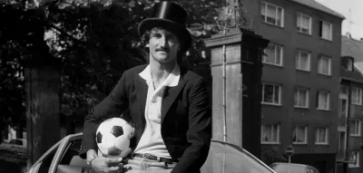 &bdquo;Die m&uuml;ssen jetzt bluten&ldquo;, sagt der Baron &ndash; dann &uuml;berf&auml;llt er seinen eigenen Verein