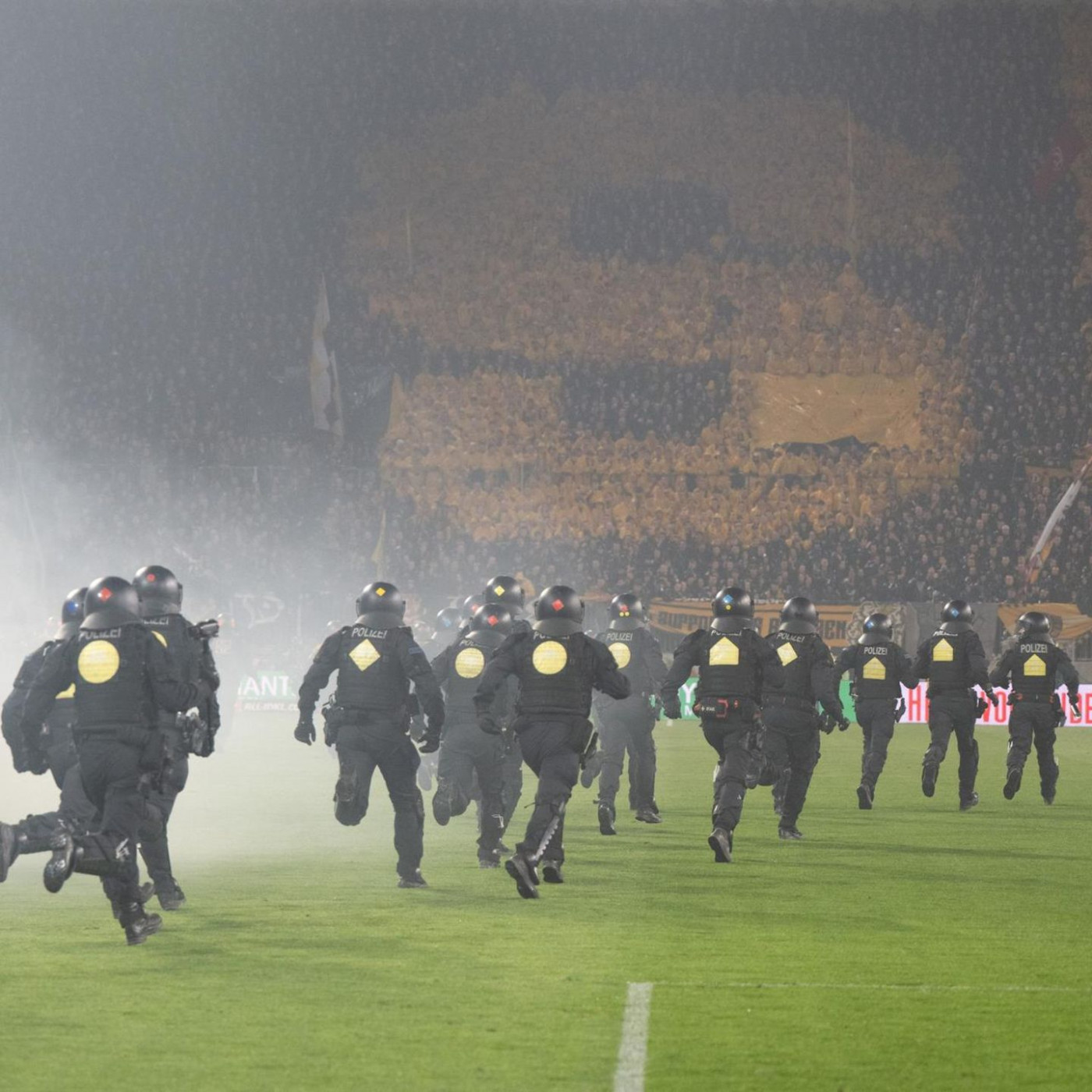Dresden-Chaoten attackieren Hertha-Fans mit Pyrotechnik