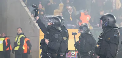 Mit einem Not-Hammer zerst&ouml;rten Hertha-Fans im Dresdner Stadion eine Trennwand