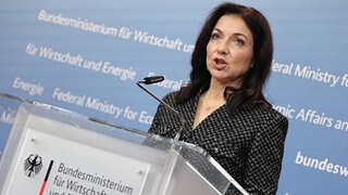 Reiche attackiert SPD im Streit &uuml;ber Entlastungen wegen hoher Spritpreise