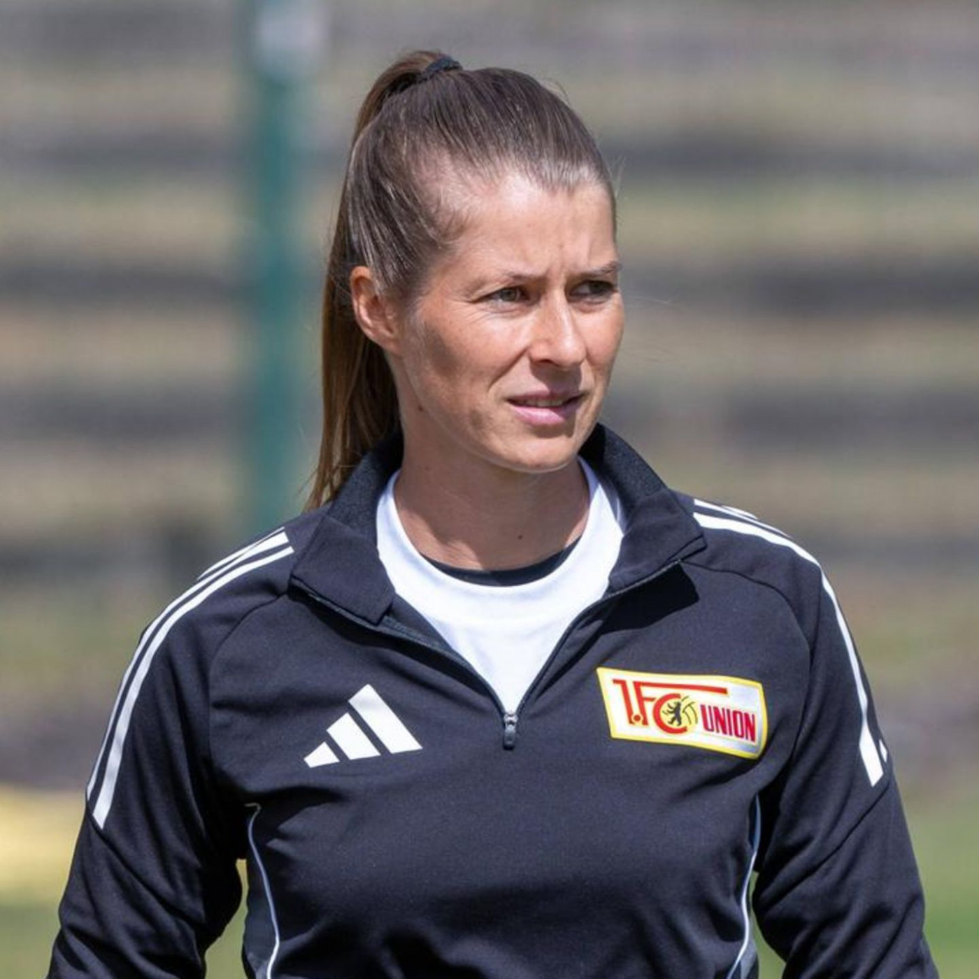 Sie ist die erste Cheftrainerin der Bundesliga &ndash; und redet nicht gern dar&uuml;ber