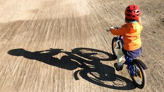 Deshalb sollten schon Kleinkinder Radfahren lernen