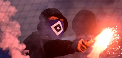 &bdquo;Neben uns schlug einiges ein&ldquo; &ndash; HSV-Fans beschie&szlig;en Bremer Zuschauer und Spieler