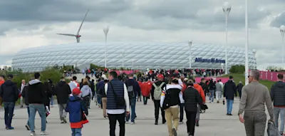Massenschl&auml;gerei vermummter VfB- und Bayern-Fans vor der Allianz Arena