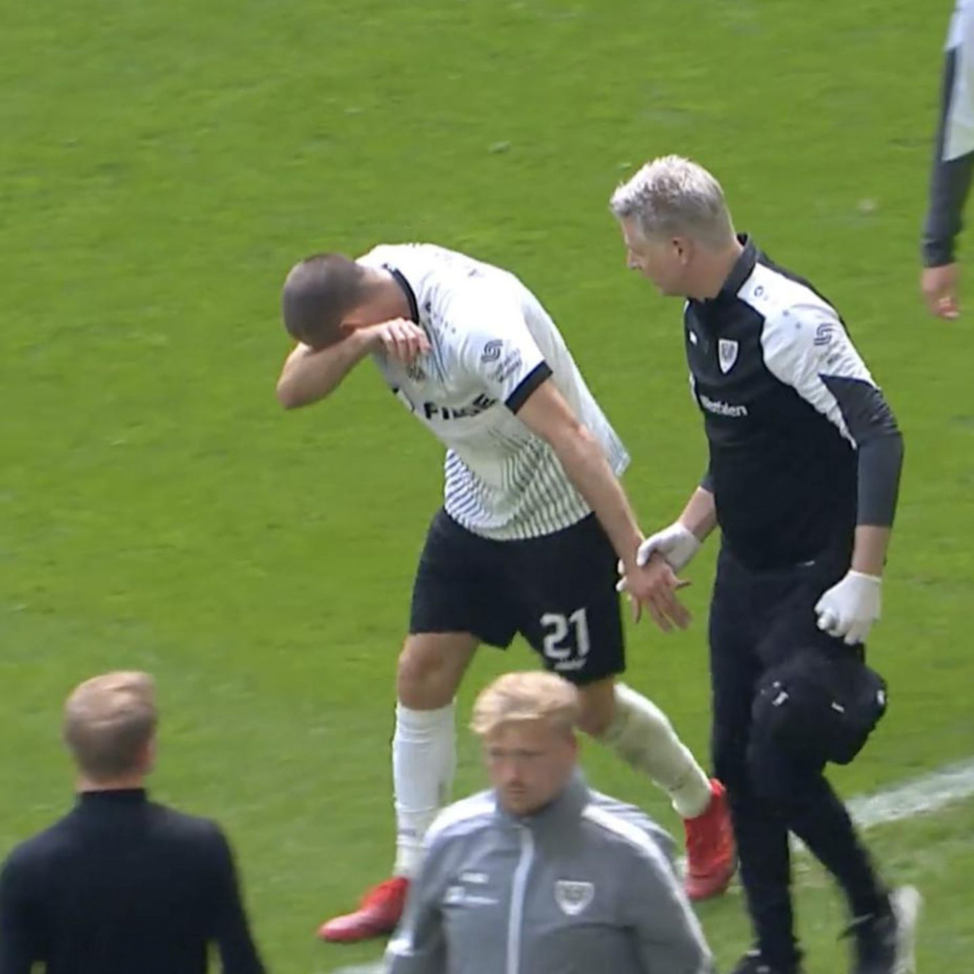 Schalke gegen Preu&szlig;en M&uuml;nster: Profi-Fu&szlig;baller renkt sich beim Spiel Finger aus