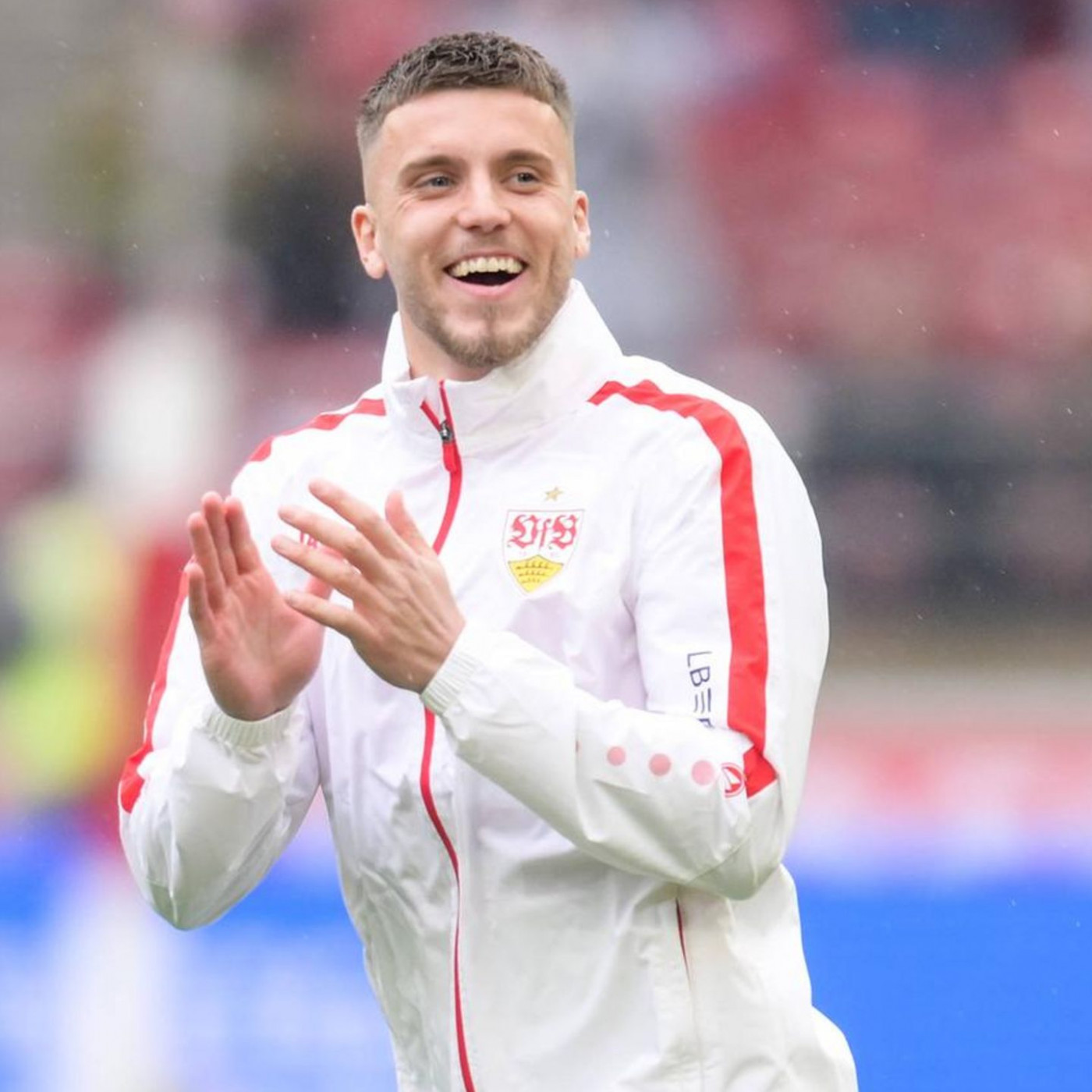 Bundesliga-St&uuml;rmer macht Versprechen wahr und spendiert den Fans Freibier