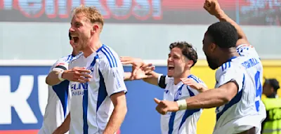 Schalke dreht 0:2 im Spitzenspiel und steht mit einem Bein in der Bundesliga