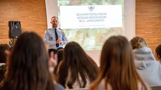 Immer mehr Bundeswehr-Jugendoffiziere machen Schulbesuche