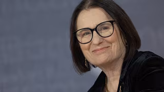 Irina Scherbakowa: Unterschrift ins Goldene Buch der Stadt Chemnitz