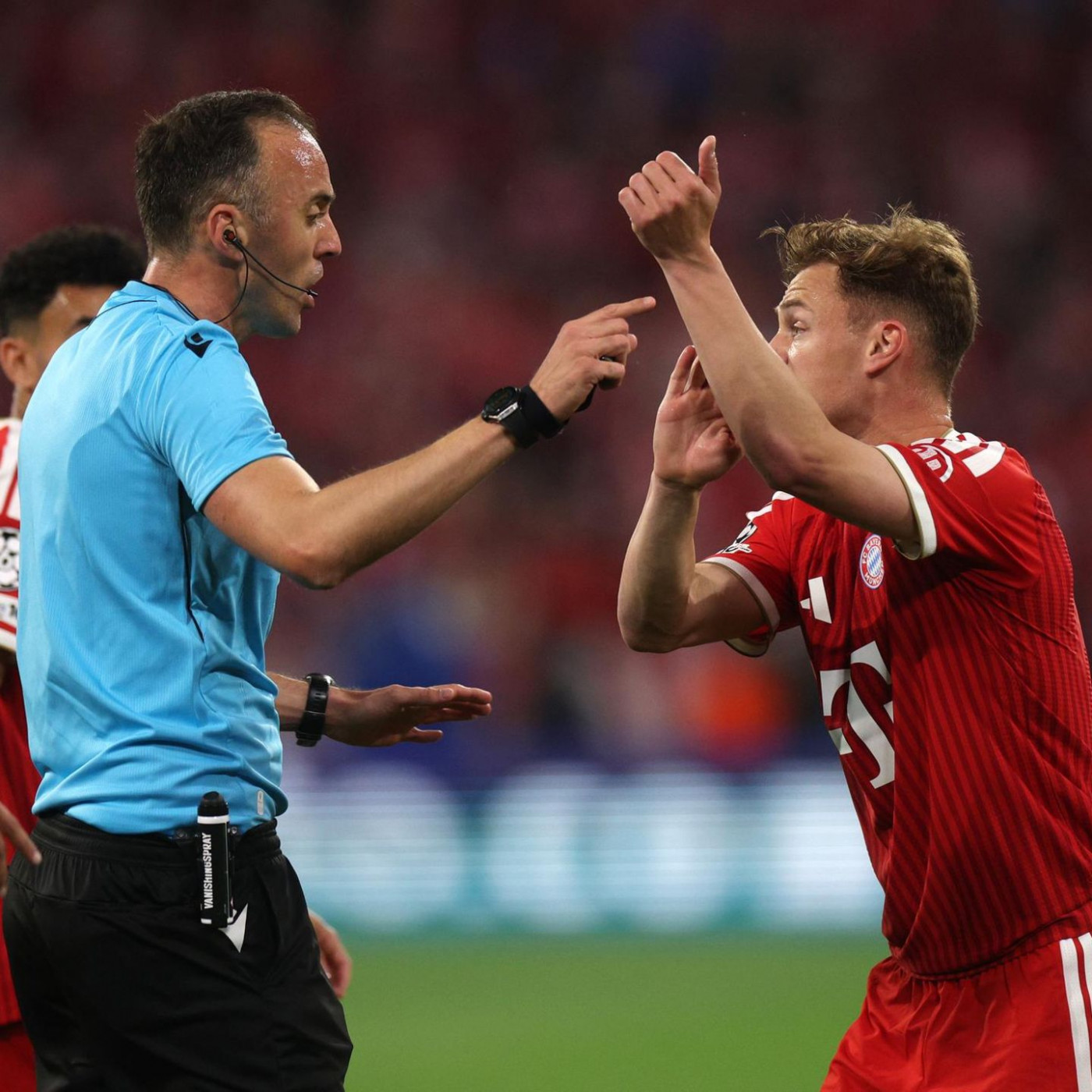 Bayern w&uuml;ten wegen Handspiel &ndash; aber Schiedsrichter entschied richtig