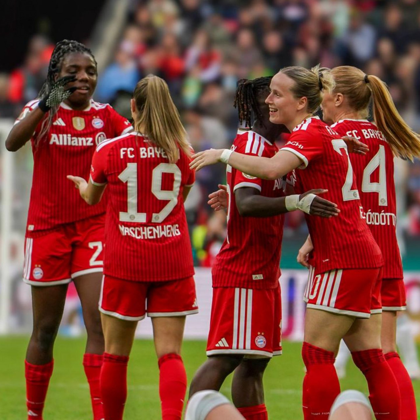 Bayern-Fu&szlig;ballerinnen holen Pokal &ndash; Popp geht titellos