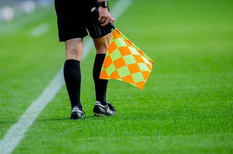 Fu&szlig;baller schl&auml;gt minderj&auml;hrigen Schiedsrichter &ndash; alle Spiele abgesagt