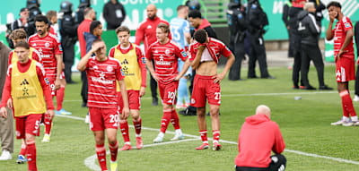Polizisten sch&uuml;tzen die Fortuna-Profis vor den eigenen Fans