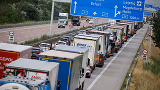 ADAC rechnet mit hohem Verkehrsaufkommen auf Autobahnen und mit vollen Z&uuml;gen